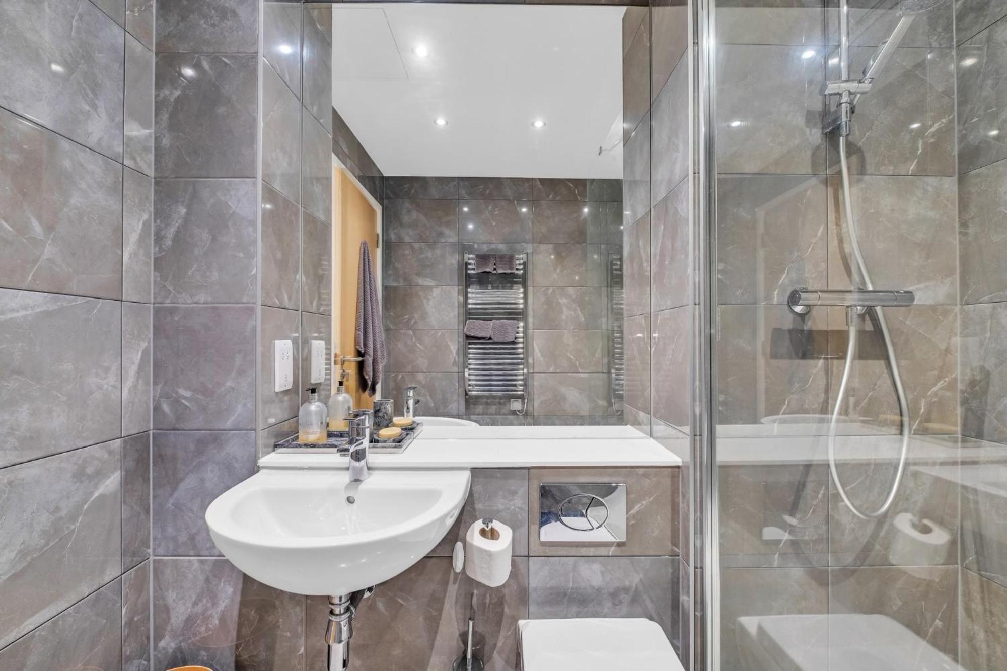 Luxurious & Glamorous Centrally Located 2 Bedroom 2 Bathroom Apartment - Central Birmingham - Secure Parking - Netflix Exterior foto